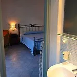 度假居 Solares Vacanze 乌斯蒂卡